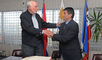 El vicepresidente Sendic, en ejercicio de la Presiencia de Uruguay, hace entrega del mando al senador Ernesto Agazzi El vicepresidente Sendic, en ejercicio de la Presiencia de Uruguay, hace entrega del mando al senador Ernesto Agazzi