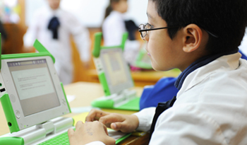 Estudiante de escuela pública utiliza computadora del Plan Ceibal Estudiante de escuela pública utiliza computadora del Plan Ceibal
