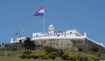La bandera de Artigas ondea a la vista de todo Montevideo y su "sombra cobija a todos los orientales" La bandera de Artigas ondea a la vista de todo Montevideo y su "sombra cobija a todos los orientales"