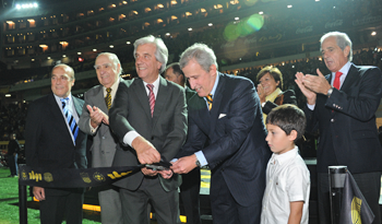 Presidente Tabaré Vázquez corta la cinta de inauguración del estadio Campeón del Siglo Presidente Tabaré Vázquez corta la cinta de inauguración del estadio Campeón del Siglo