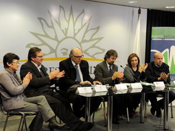 Autoridades de gobierno y departamentales firman acuerdo sobre estandarización de envases rígidos