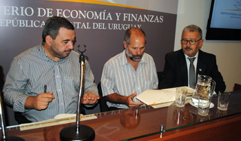 Autoridades en firma de convenio para continuar obras de OSE en Ciudad de la Costa