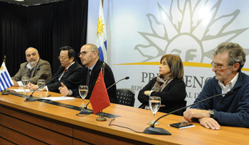 El prosecretario de la Presidencia, Juan Andrés Roballo, explica el acuerdo con China