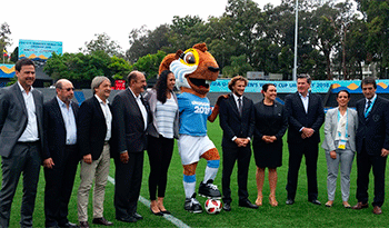 Autoridades en el estadio Charrúa, Montevideo