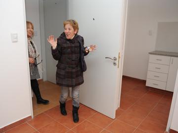 Jubilado ingresando a una vivienda del BPS Jubilado ingresando a una vivienda del BPS