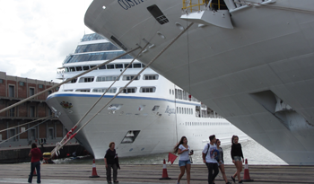 Arribo de crucero al puerto de Montevideo Arribo de crucero al puerto de Montevideo