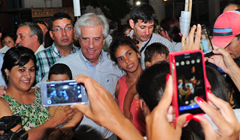 El Presidente Tabaré Vázquez responde cara a cara planteos de manifestantes El Presidente Tabaré Vázquez responde cara a cara planteos de manifestantes