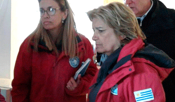 La ministra Eneida de León en un alto de su visita a la Bas Cientìfica Antártica Artigas