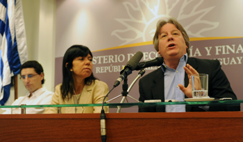 Autoridades en conferencia de prensa sobre avances de la Dirección Nacional de Catastro