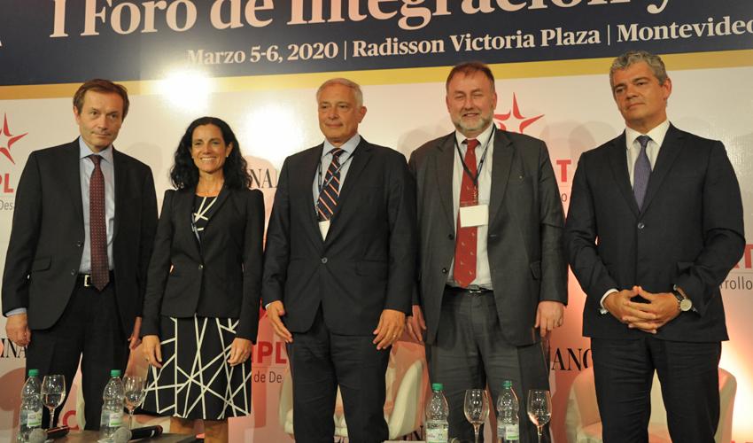 Azucena Arbeleche junto a representantes de los países del Mercosur Azucena Arbeleche junto a representantes de los países del Mercosur