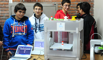 Estudiantes con impresoras 3D Estudiantes con impresoras 3D