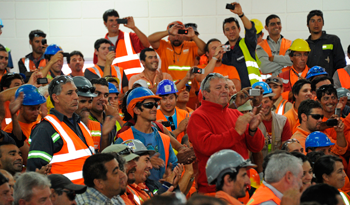 Trabajadores en ceremonia de entrega de diplomas (Foto: Archivo) Trabajadores en ceremonia de entrega de diplomas (Foto: Archivo)
