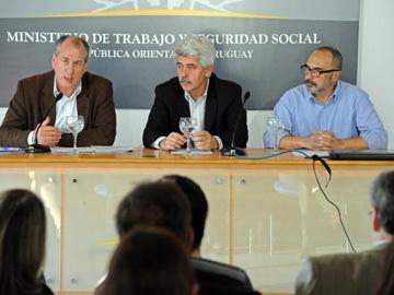 Presidente del BPS, Ernesto Murro, ministro de Trabajo, Eduardo Brenta y director de Seguridad Social, Roberto Vaz Presidente del BPS, Ernesto Murro, ministro de Trabajo, Eduardo Brenta y director de Seguridad Social, Roberto Vaz