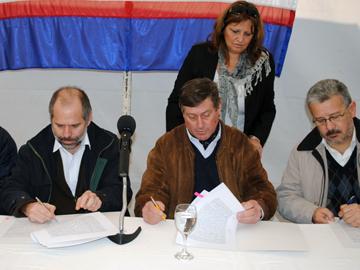 Autoridades en firma del acuerdo