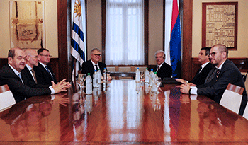 Tabaré Vázquez y Jussi Pesonen, junto a autoridades nacionales y jerarcas de UPM Tabaré Vázquez y Jussi Pesonen, junto a autoridades nacionales y jerarcas de UPM