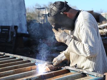Privado de libertad trabajando en restauración de cárcel de mujeres