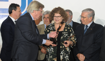 El Presidente en funciones de Uruguay, Danilo Astori, entrega el premio al mayo exportador del país El Presidente en funciones de Uruguay, Danilo Astori, entrega el premio al mayo exportador del país