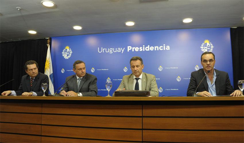 Secretario de Presidencia, Álvaro Delgado, prosecretario, Rodrigo Ferrés, ministros Daniel Salinas y Pablo Bartol Secretario de Presidencia, Álvaro Delgado, prosecretario, Rodrigo Ferrés, ministros Daniel Salinas y Pablo Bartol