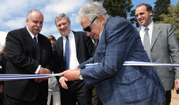 El Presidente José Mujica inaugura la planta procesadora de semillas oleaginosas de Cousa El Presidente José Mujica inaugura la planta procesadora de semillas oleaginosas de Cousa