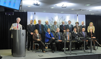 Consejo de Ministros acompañó anuncio de inversiones en infraestructura del Presidente Vázquez Consejo de Ministros acompañó anuncio de inversiones en infraestructura del Presidente Vázquez