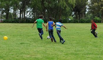 Los niños sirios apenas llegaron al Hogar San José fueron atraídos por la cancha de fútbol