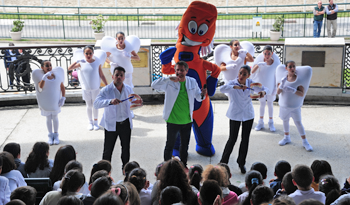 Actuación de "Pillo, el Cepillo", en el marco del Programa de Salud Bucal del MSP Actuación de "Pillo, el Cepillo", en el marco del Programa de Salud Bucal del MSP