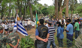 Funcionarios de varias reparticiones, estudiantes y otros voluntarios en plena actividad de limpieza del río Cuareim