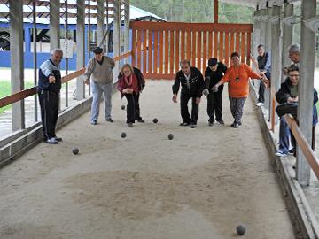 abuelos jugando a las bochas abuelos jugando a las bochas