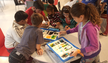 Niños comparten actividad del proyecto Innovate