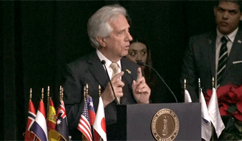 El presidente Tabaré Vázquez habla en la Academia Nacional de Medicina de México