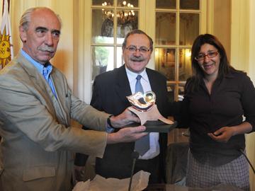 Ehrlich y Achugar entregan a participante premio anual de literatura