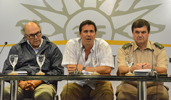 Intendente de Canelones, Marcos Carámbula, prosecretario Diego Cánepa y director técnico del SINAE, Gustavo Gil Intendente de Canelones, Marcos Carámbula, prosecretario Diego Cánepa y director técnico del SINAE, Gustavo Gil