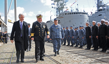 Presidente Vázquez pasa revista a las tropas en el marco del 197º Aniversario del Comando de las Fuerzas de Mar Presidente Vázquez pasa revista a las tropas en el marco del 197º Aniversario del Comando de las Fuerzas de Mar