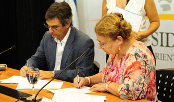 Álvaro García y Edith Moraes en firma de convenio