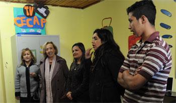 María Julia Muñoz junto a estudiantes del Cecap Artigas