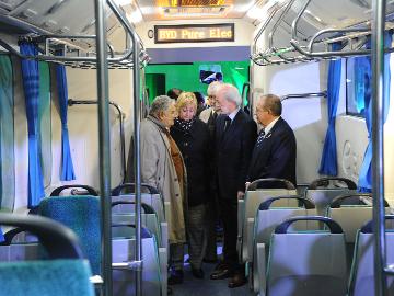 Presidente y ministros en visita a bus eléctrico Presidente y ministros en visita a bus eléctrico