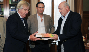 Homero Guerrero entrega Memoria Anual a Danilo Astori Homero Guerrero entrega Memoria Anual a Danilo Astori