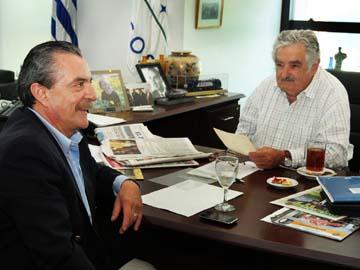 Arturo Carrasco Bretón y el Presidente Mujica, en el despacho presidencial Arturo Carrasco Bretón y el Presidente Mujica, en el despacho presidencial