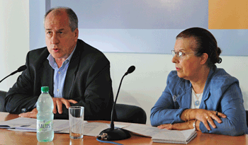 El ministro Ernesto Murro y la subdirectora de la Dirección Nacional de Trabajo, Cristina Fernández, informan de los Consejos de Ministros El ministro Ernesto Murro y la subdirectora de la Dirección Nacional de Trabajo, Cristina Fernández, informan de los Consejos de Ministros