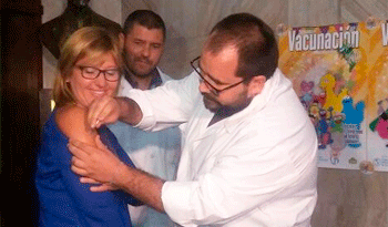 La subsecretaria de Salud Pública, Cristina Lustemberg, recibe una dosis de vacuna contra la gripe