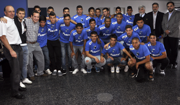 Autoridades y futbolistas juveniles de Liverpool Fútbol Club en la firma del convenio Autoridades y futbolistas juveniles de Liverpool Fútbol Club en la firma del convenio