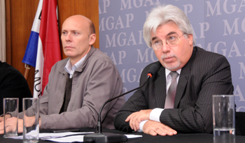 Mario Piacenza, director de Asuntos Internacionales de la cartera, y el ministro Tabaré Aguerre Mario Piacenza, director de Asuntos Internacionales de la cartera, y el ministro Tabaré Aguerre