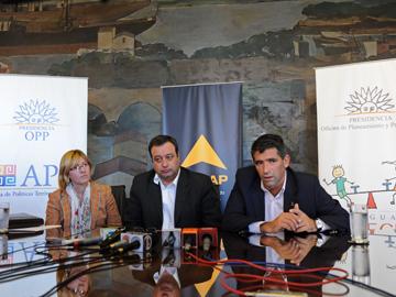 Autoridades en la firma del convenio Autoridades en la firma del convenio