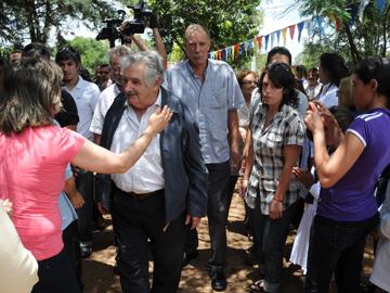 Presidente José Mujica saluda a vecinos en Centurión
