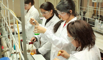 Estudiantes de UTEC en laboratorio Estudiantes de UTEC en laboratorio