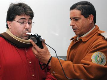 Funcionario de Policía Caminera realiza examen de espirometría Funcionario de Policía Caminera realiza examen de espirometría