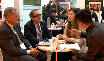 Uruguayos y japoneses en estand de INAC en feria Foodex 2019