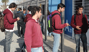Estudiantes de Dolores prontos a ingresar a las aulas móviles Estudiantes de Dolores prontos a ingresar a las aulas móviles