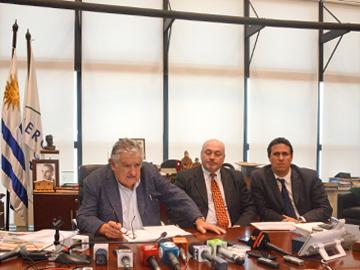 Presidente José Mujica, prosecretario Diego Cánepa y secretario de Presidencia, Homero Guerrero