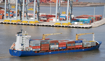 Buque con contenedores en Puerto de Montevideo